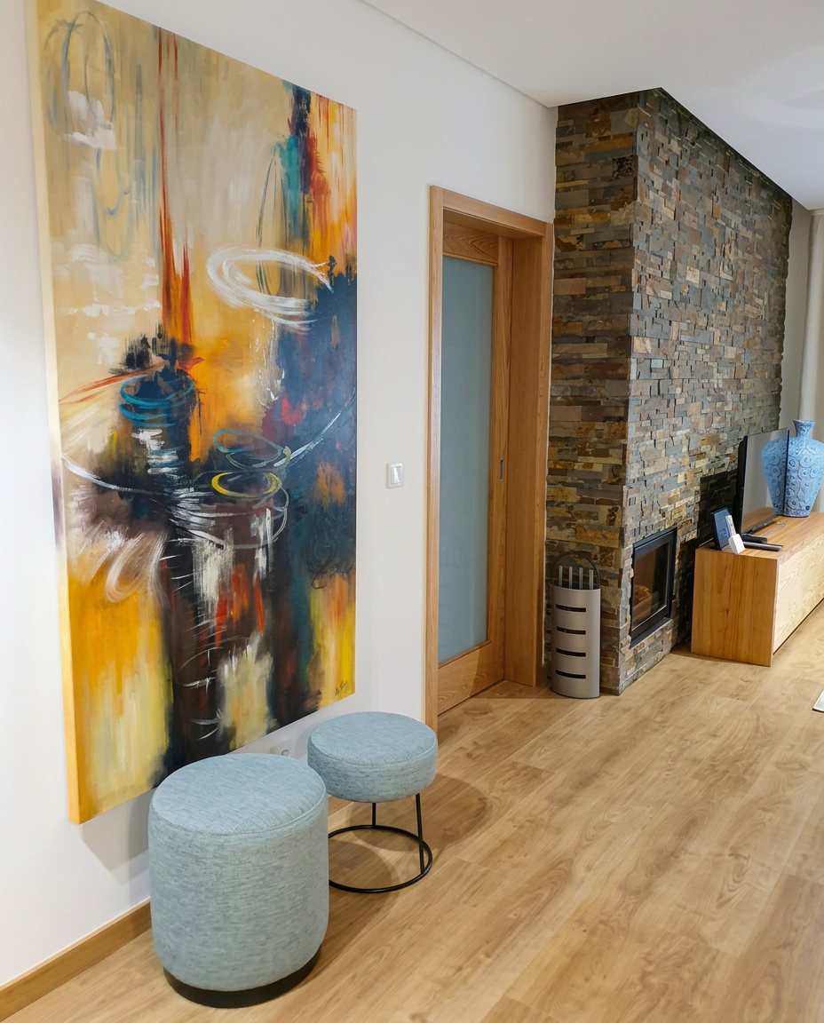 Ambiente contemporâneo com arte, pedra e madeira